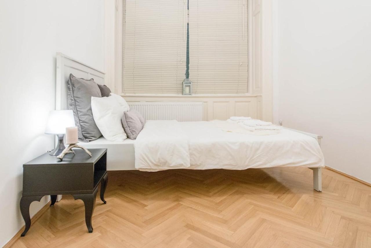 Bourgeois Elegance In The Heart Of Apartamento