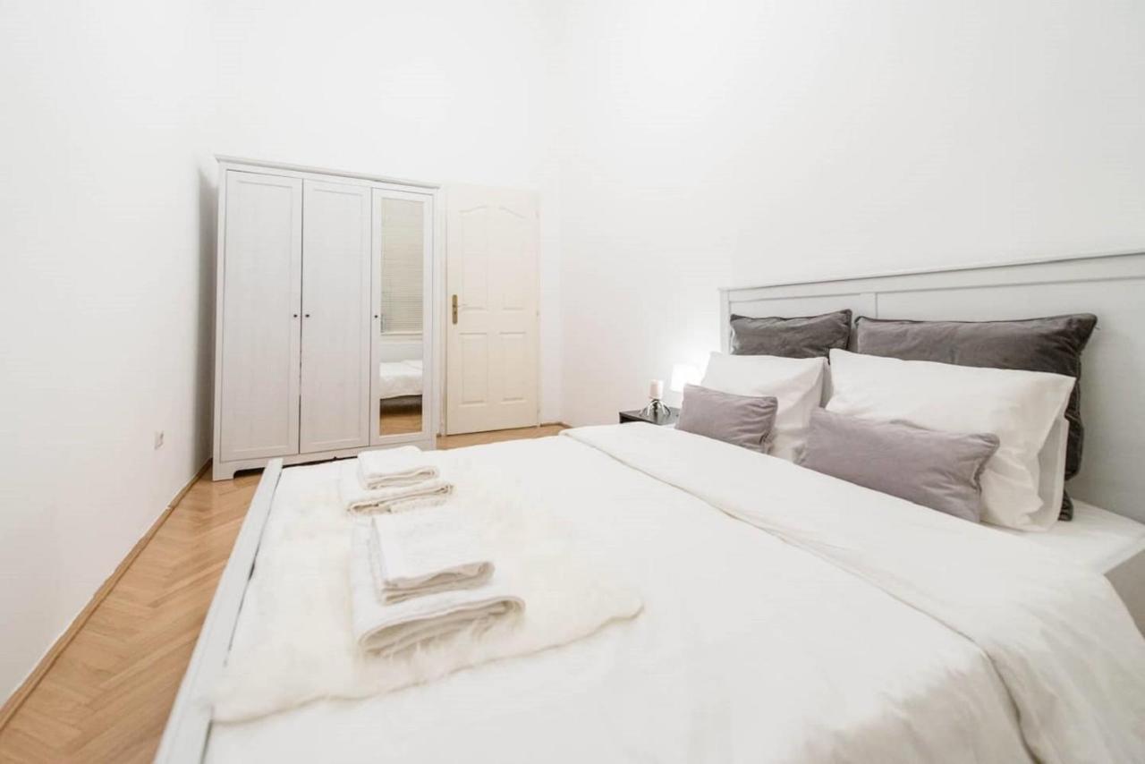 Bourgeois Elegance In The Heart Of Apartamento *