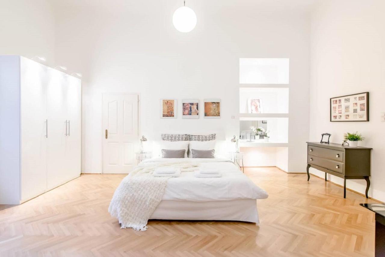 Bourgeois Elegance In The Heart Of * Budapest