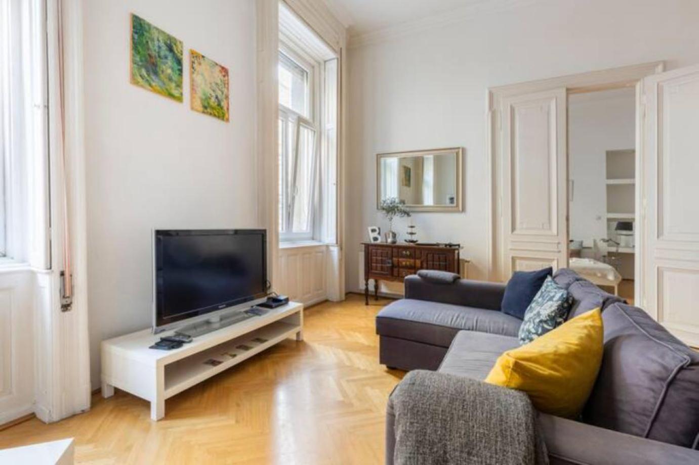 Bourgeois Elegance In The Heart Of Apartamento Budapest