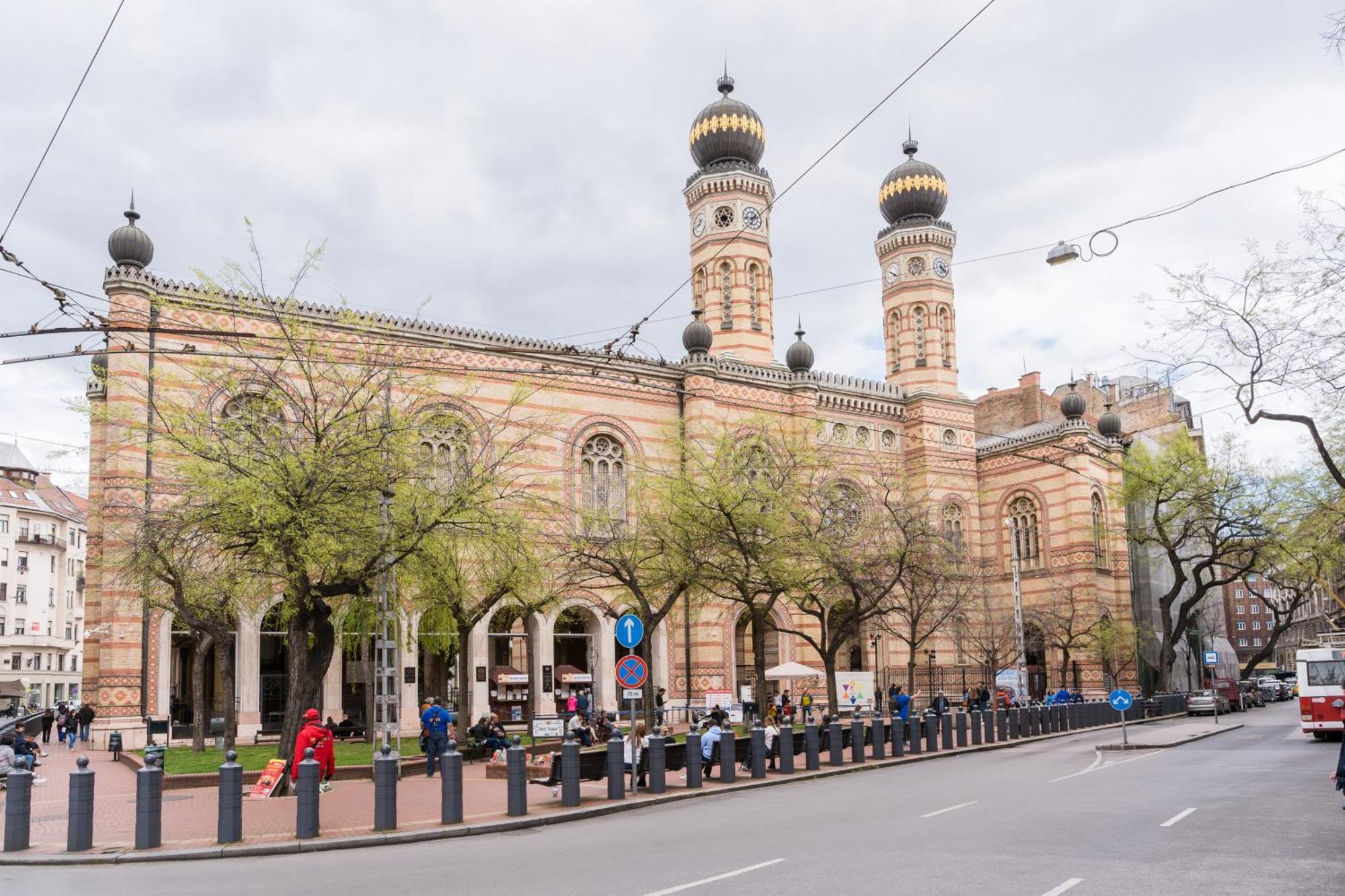 Bourgeois Elegance In The Heart Of Apartamento Budapest