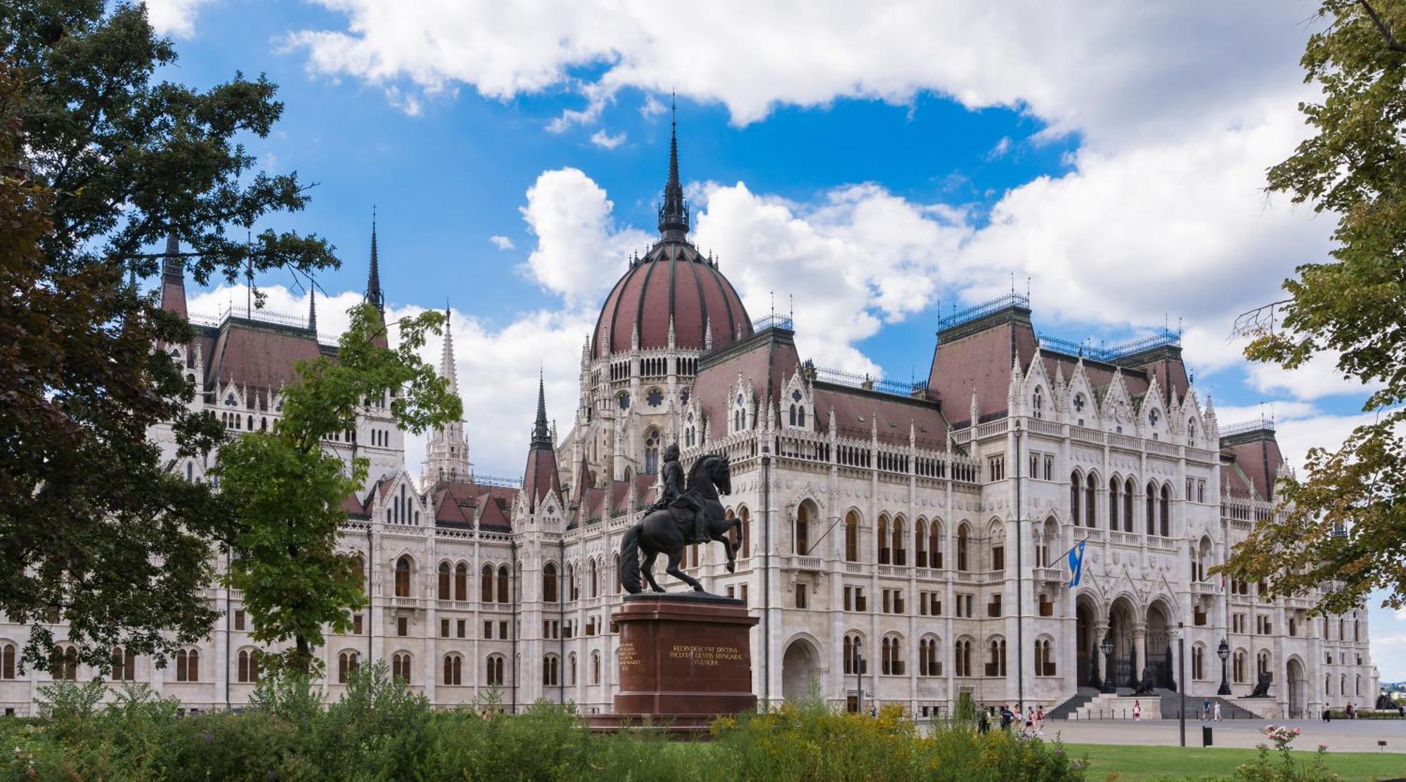 Bourgeois Elegance In The Heart Of Apartamento Budapest